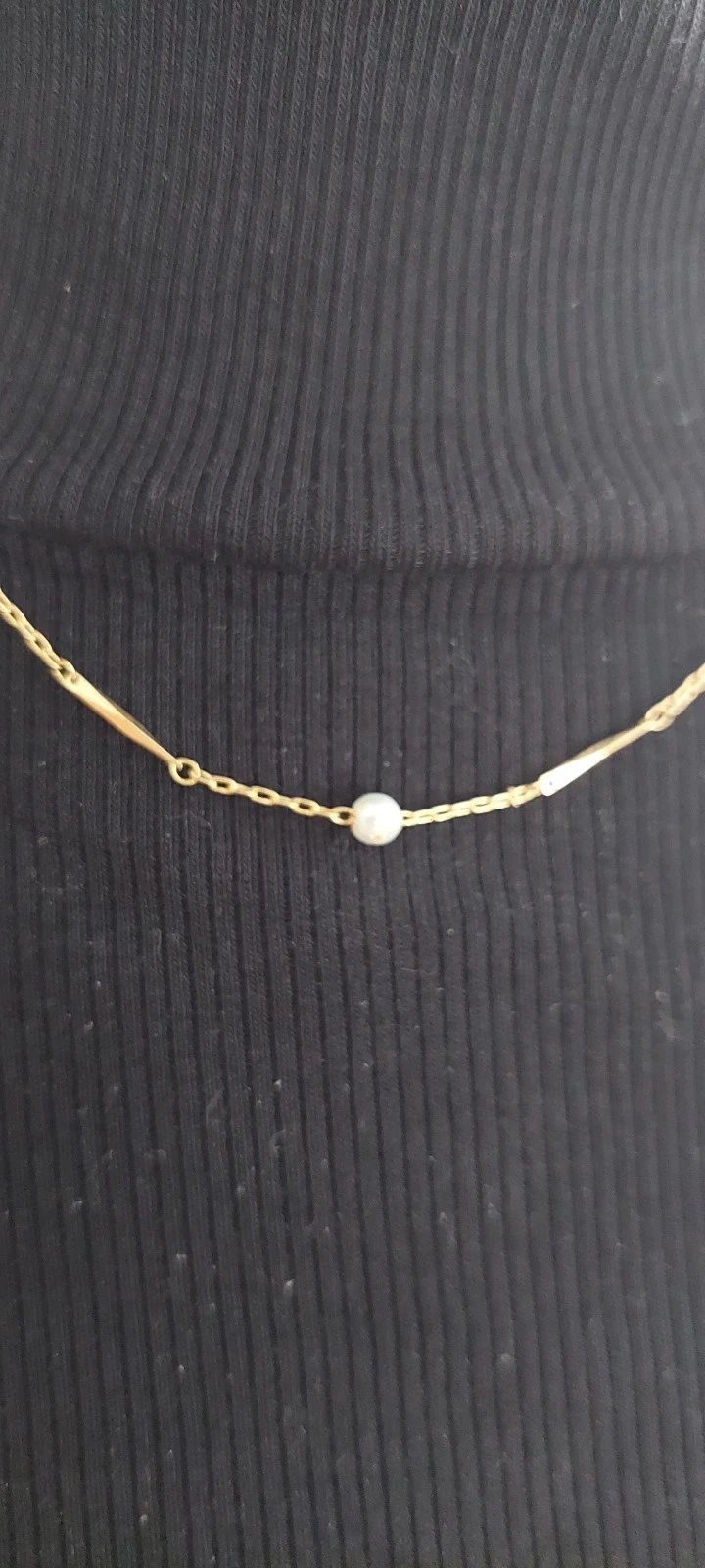 Finesse & Élégance – Collier fin style chapelet doré et petites perles blanches – photo 2